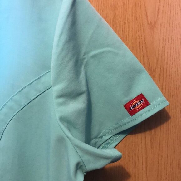 Dickies size medium scrub top mint green - Picture 5 of 6